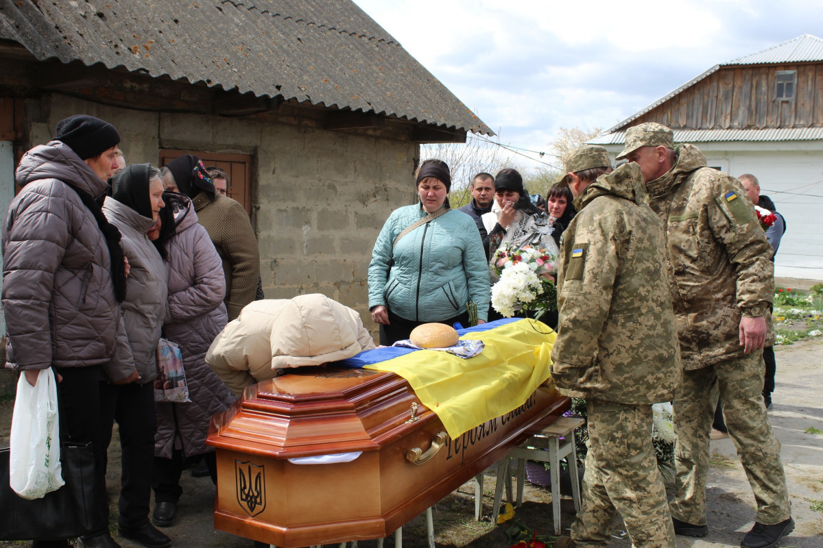 Не дочекалася дружина, не обійняла мама: волиняни попрощалися з полеглим Героєм Дмитром Демчуком