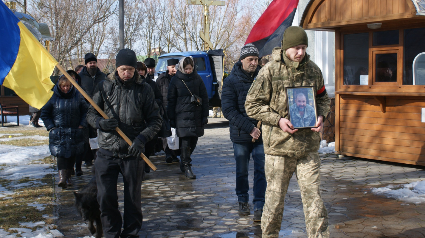 Навколішки і зі сльозами: волиняни попрощалися з Героєм Володимиром Гродським
