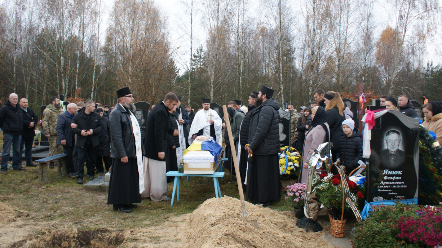 «Встелили всі села квітами, а хлопчика мого немає…»: у громаді на Волині провели в останню дорогу Героя Миколу Загоровця