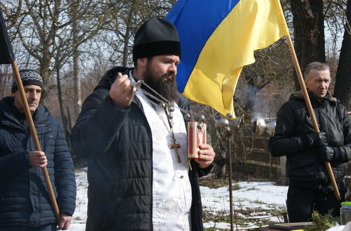 Навколішки і зі сльозами: волиняни попрощалися з Героєм Володимиром Гродським