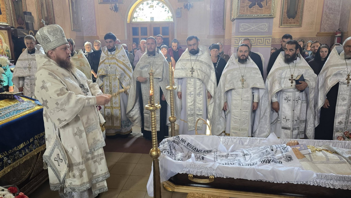Залишилося двоє дітей: у Луцьку прощалися із священником
