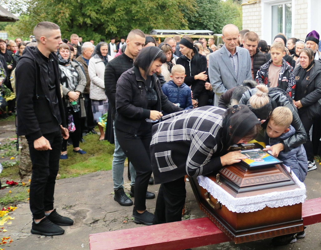 Двійко дітей залишилися без батька: на Волині попрощалися з молодим Героєм Олександром Чируком. Відео