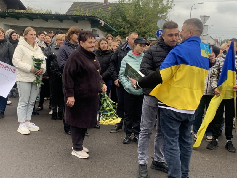 Вперше за понад 3,5 роки ступив на рідну землю: додому повернувся звільнений з полону волинянин Андрій Ховхун