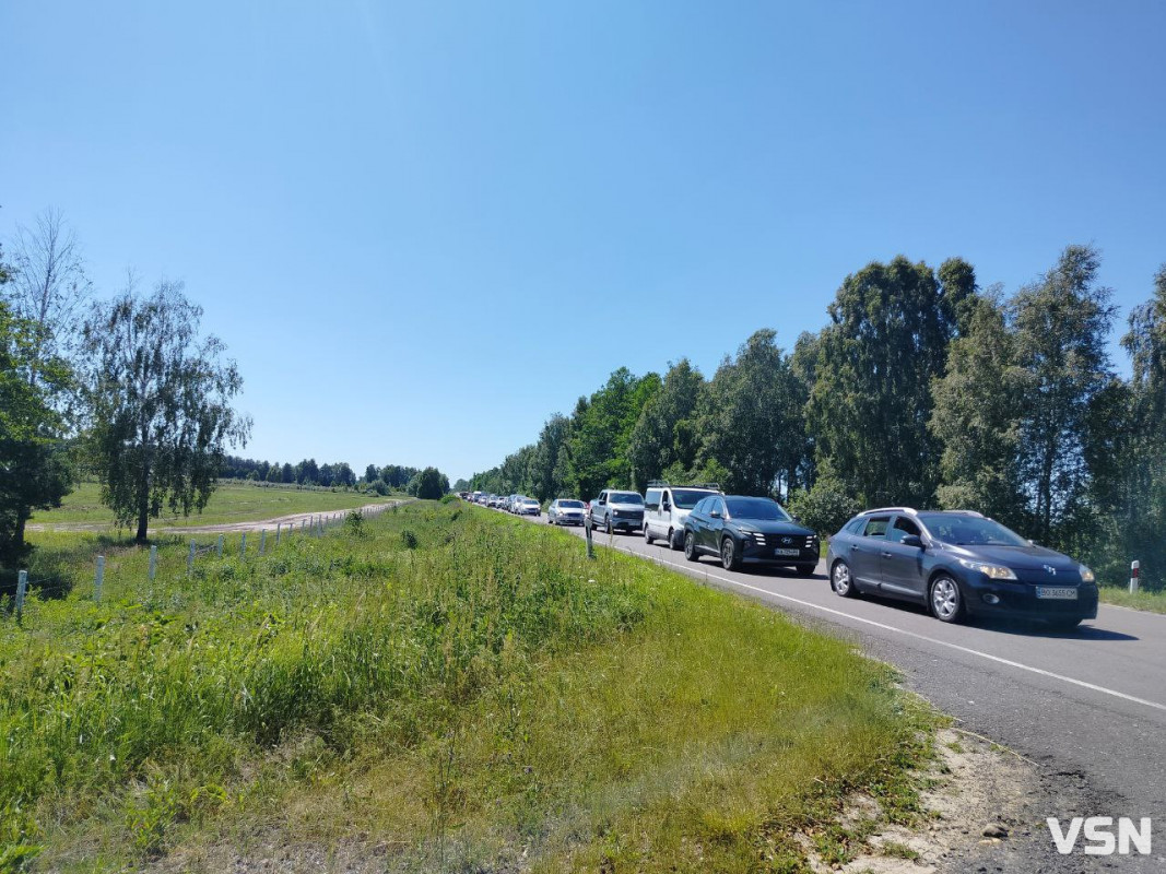 У напрямку Світязя — кілометрові затори: люди обурені