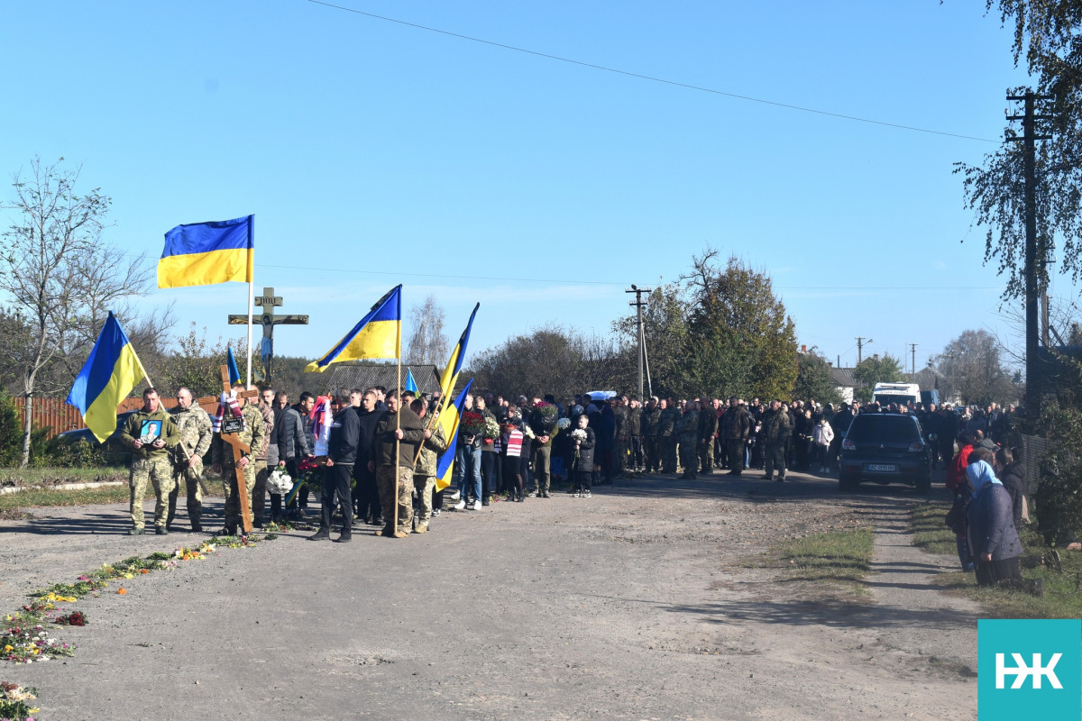 Коровай гірчив від сліз, розділили його на кладовищі: на Волині поховали молодого Героя Івана Комзюка