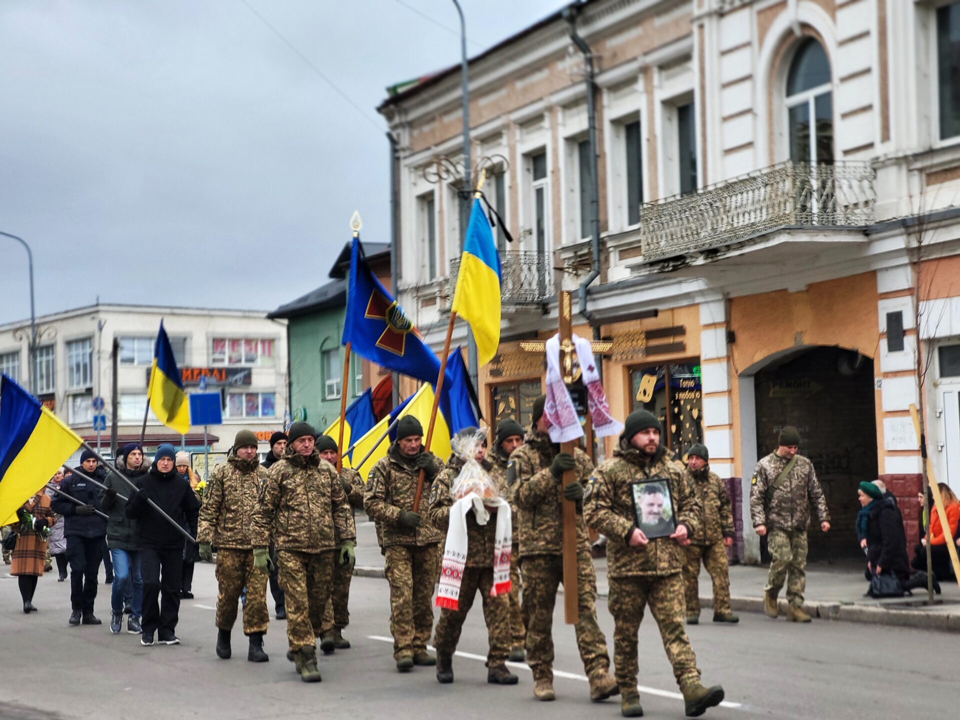 «Людина, яку пам'ятатимуть не лише на Волині, а й за межами України»: волиняни попрощалися з Героєм Ігорем Кобишем