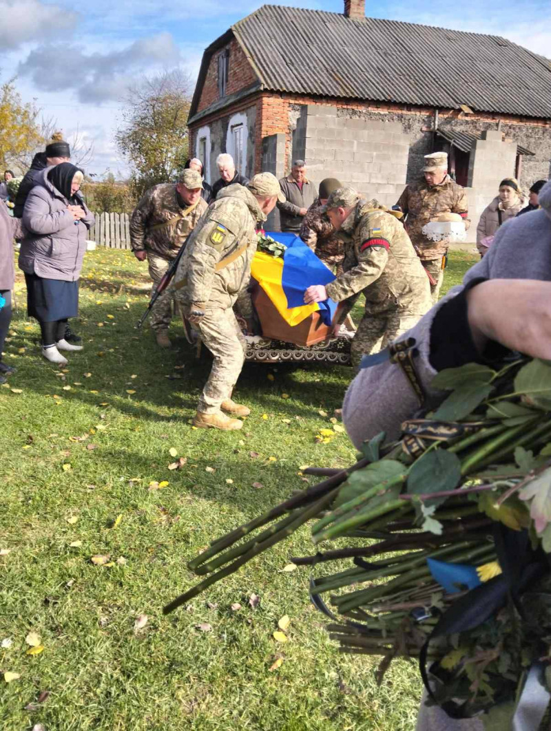 Довгий час вважався безвісти зниклим: на Волині в останню путь провели Героя Віталія Бомазюка