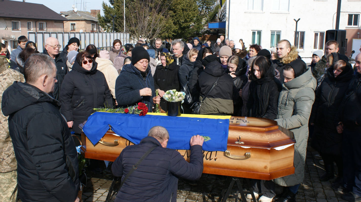 Навколішки і зі сльозами: волиняни попрощалися з Героєм Володимиром Гродським