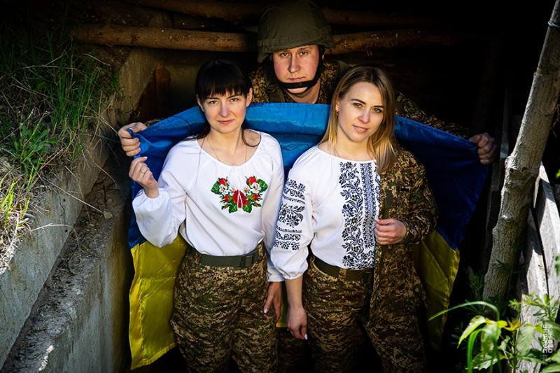 «Це наш зв’язок із мирним життям»: нацгвардійці з Волині влаштували фотоперформанс до свята