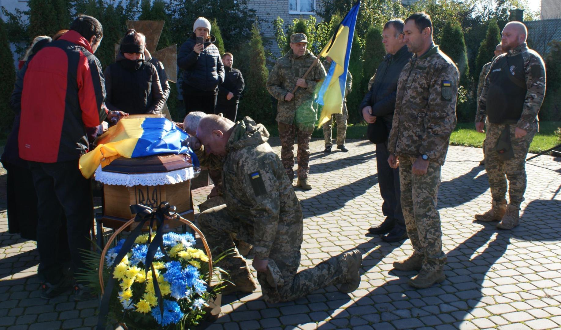 «Куди ж ти, сину, йдеш…»: на Волині в останню дорогу провели воїна Сергія Беня