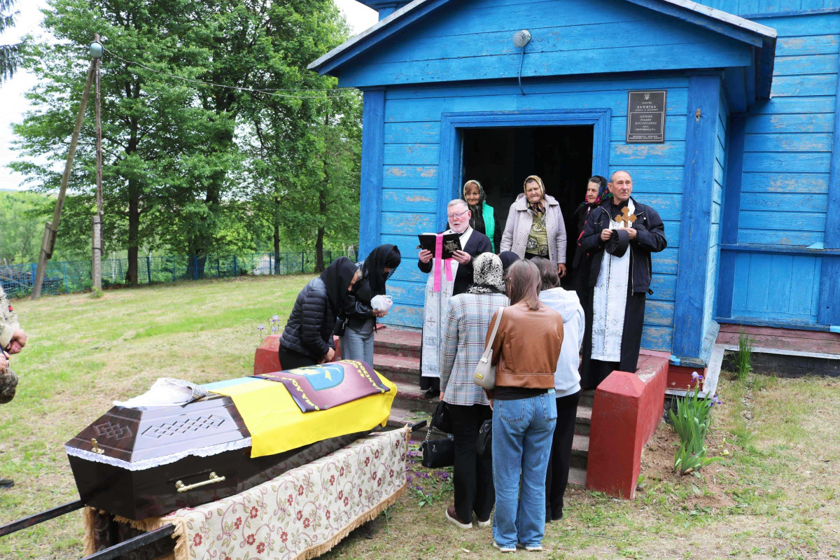 Півтора року вважався зниклим безвісти: на Волині попрощалися з полеглим Героєм Сергієм Замлинним