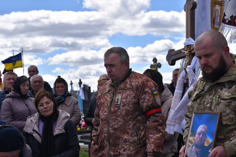 Коровай ділили на кладовищі: на Волині сотні людей прийшли попрощатися з Героєм Миколою Гацем