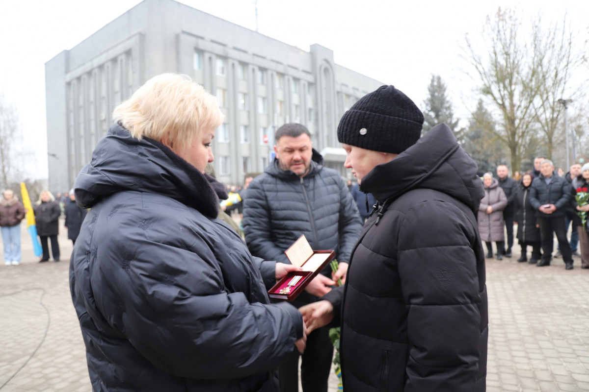 Сподівалися, що захисники з війни повернуться живими та не судилося: рідним загиблих Героїв з Волині вручили їхні ордени