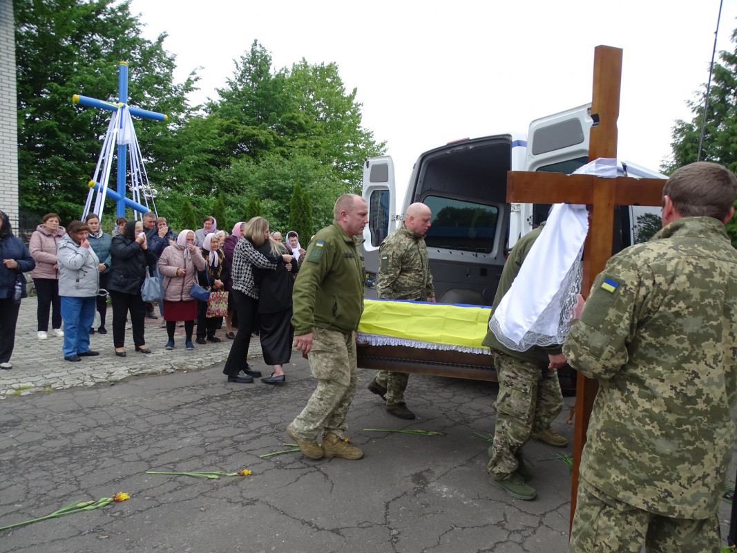 Став до лав ЗСУ після звістки про зникнення безвісти брата: на Волині поховали 23-річного Героя Любомира Дячука