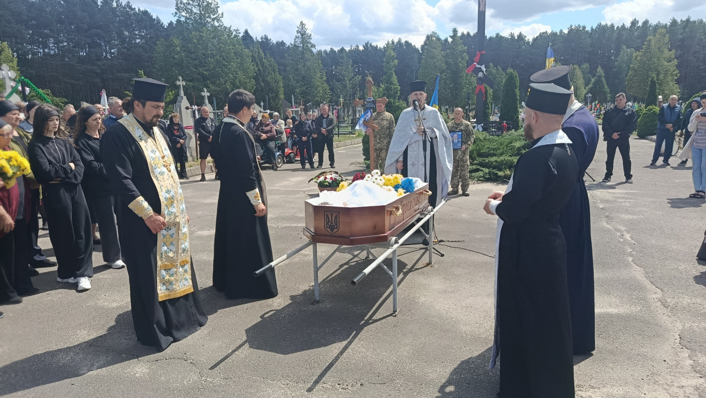 Біль втрати, що не стихає: у громаді на Волині провели в останню дорогу підполковника Повітряних сил України Юрія Халика