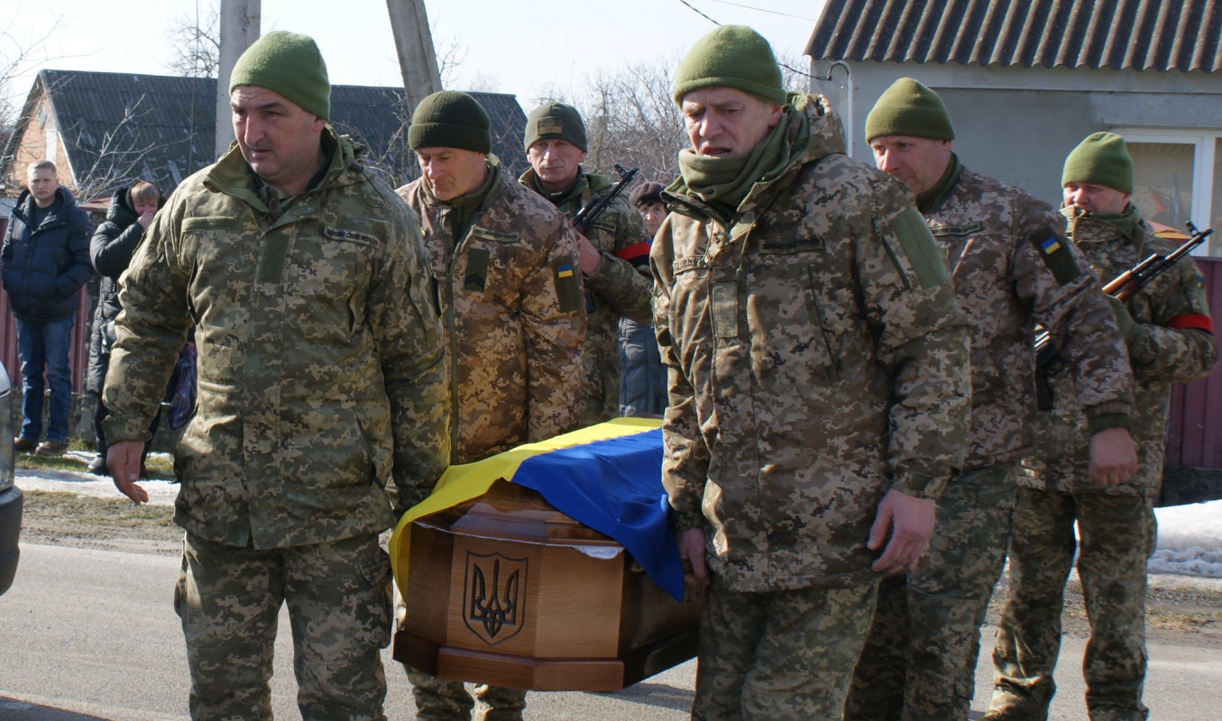 Навколішки і зі сльозами: волиняни попрощалися з Героєм Володимиром Гродським