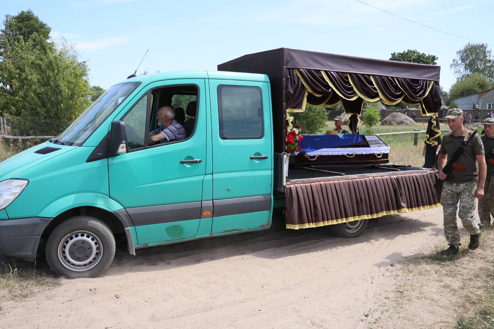 8 місяців вважався зниклим безвісти: на Волині в останню путь провели Героя Анатолія Янчука
