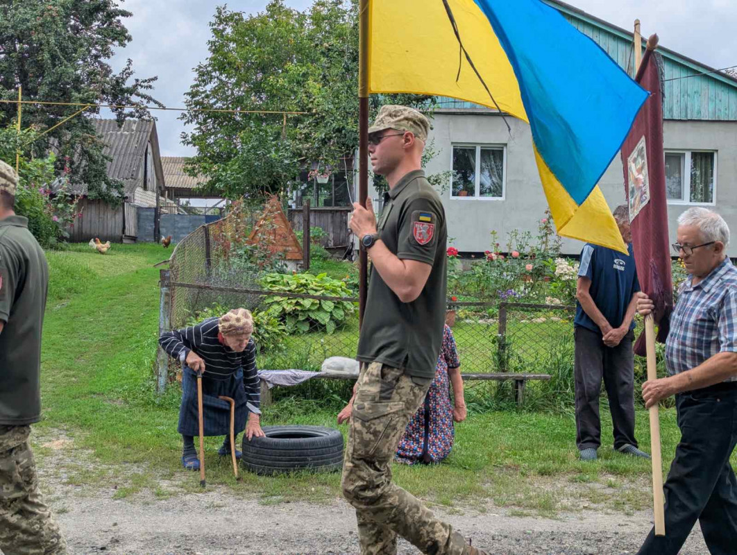 Серце не витримало пережитого на війні: на Волині попрощалися з Героєм Валерієм Вакулюком