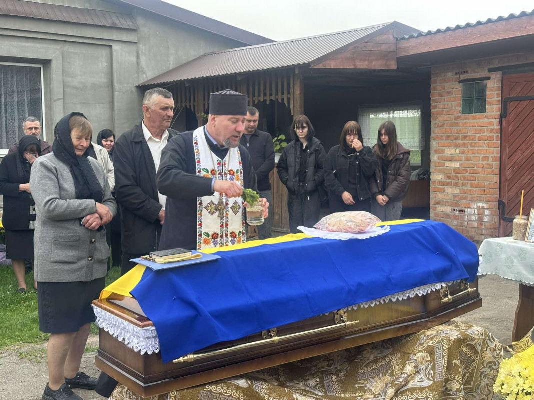 Устилузька громада попрощалася із захисником України Олександром Сачуком