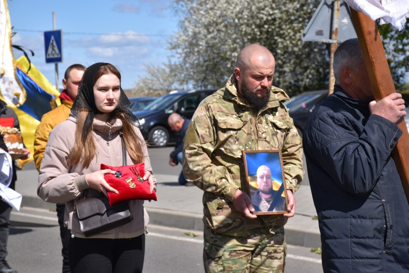 Коровай ділили на кладовищі: на Волині сотні людей прийшли попрощатися з Героєм Миколою Гацем