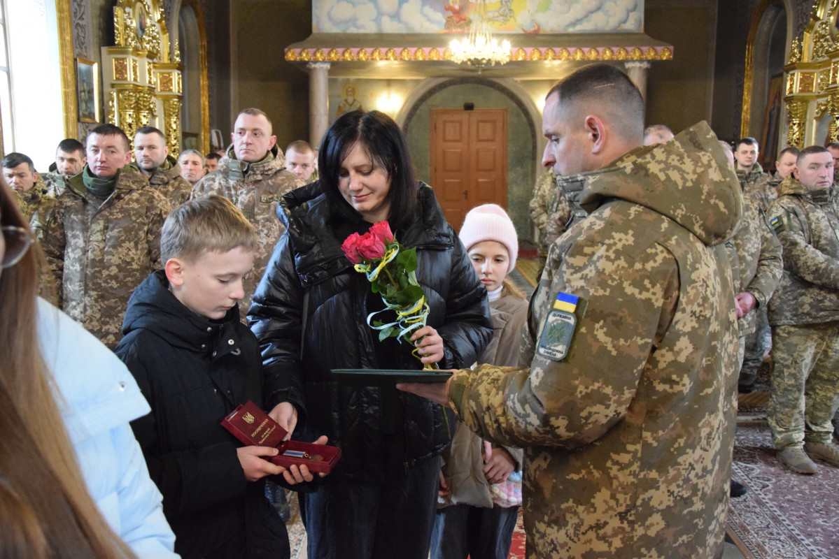 У Луцьку родинам загиблих прикордонників вручили їхні посмертні нагороди