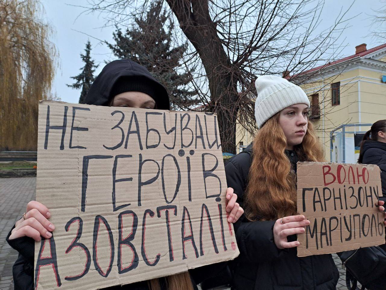 «Не мовчи! Полон вбиває»: на Волині пройшла акція підтримки полонених бійців полку «Азов»