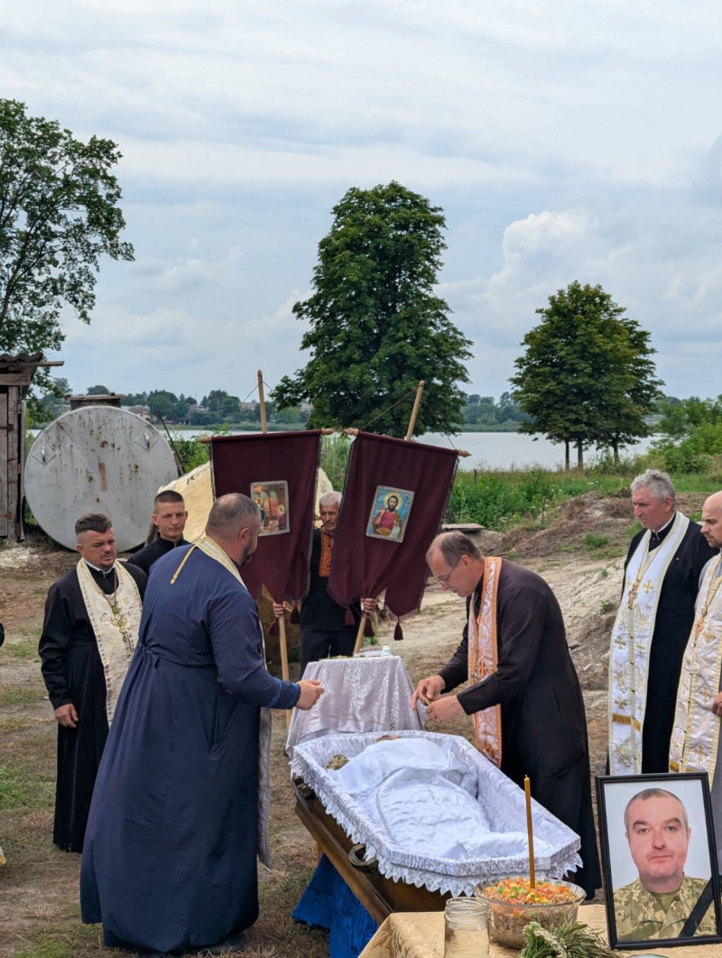 Серце не витримало пережитого на війні: на Волині попрощалися з Героєм Валерієм Вакулюком