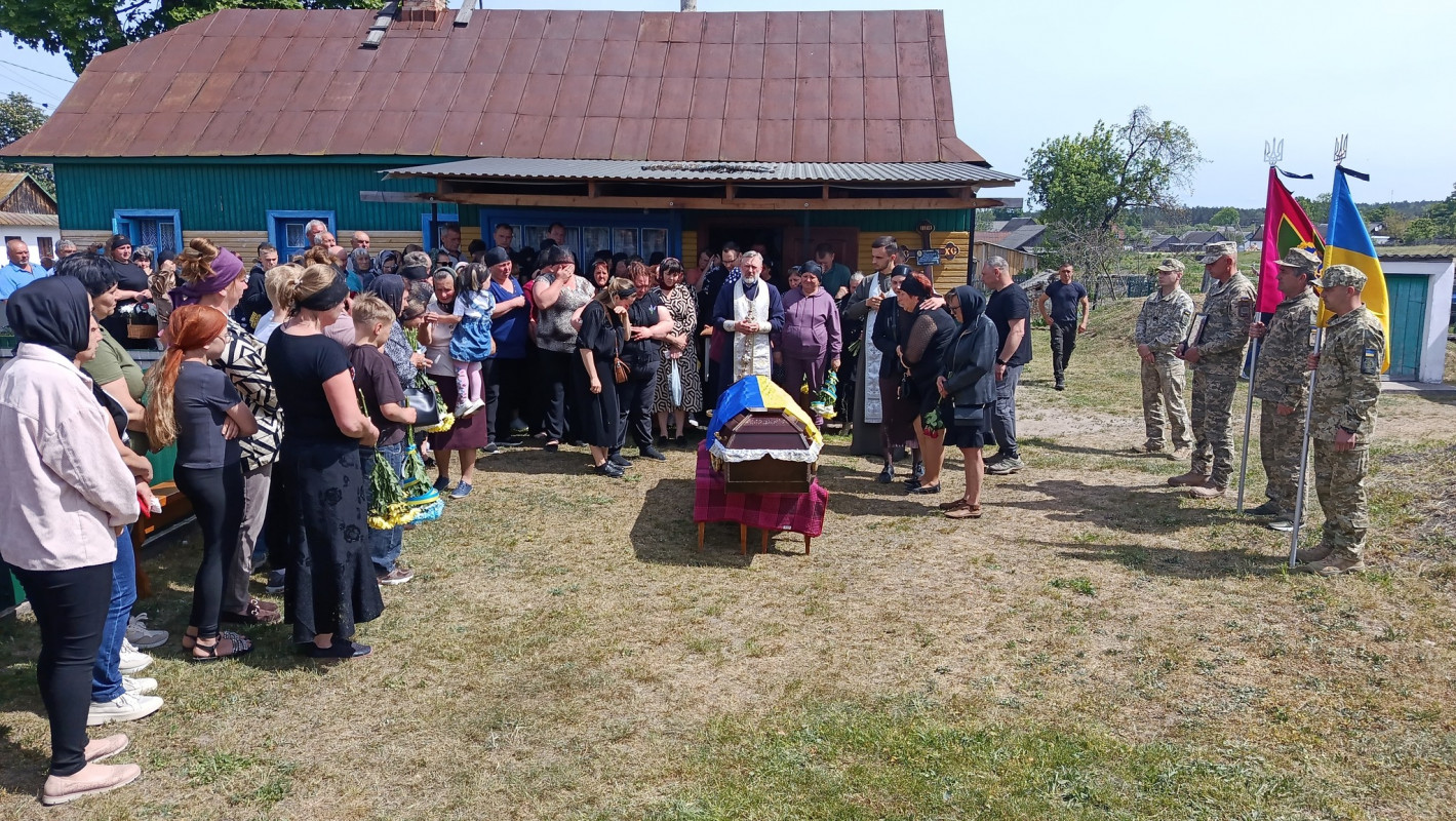 Без батька залишилися троє донечок: волиняни попрощалися із загиблим Героєм Андрієм Григолою