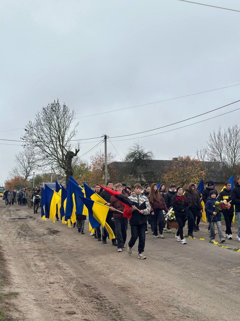 На Волині провели в останню дорогу воїна Романа Лисюка, який помер від важкого поранення