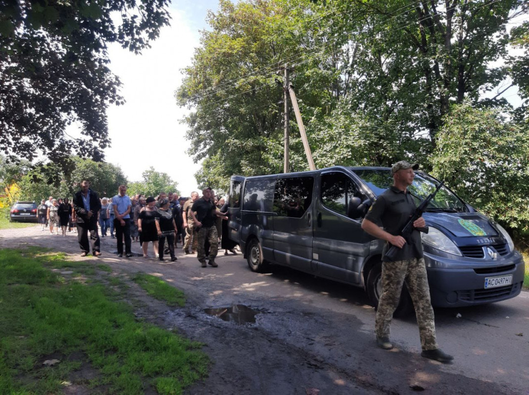 Волиняни на колінах з повним серцем болю попрощалися із загиблим Героєм Володимиром Сидляром