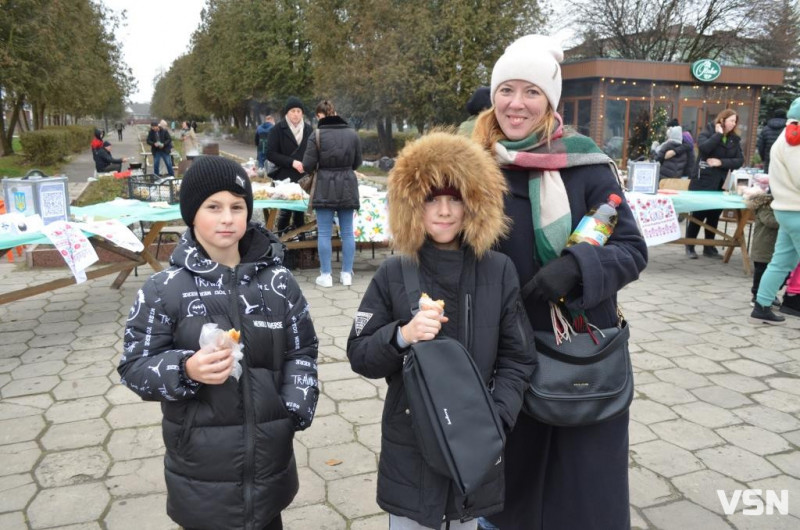 У місті на Волині на благодійному ярмарку зібрали майже 120 тисяч гривень для ЗСУ. Фоторепортаж