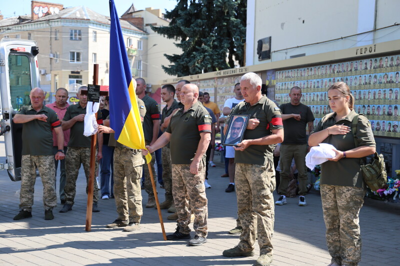 Навіки 33: у Луцьку в останню дорогу провели полеглого Героя Юрія Васюка