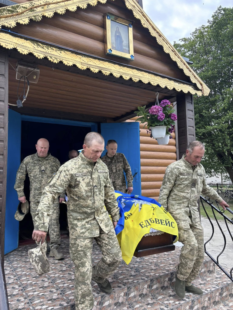 Майже два роки вважався зниклим безвісти: на Волині в останню земну дорогу провели Героя Михайла Ковальчука. Фото