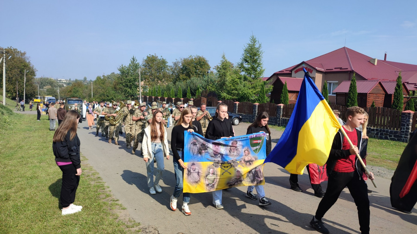 У Луцькому районі всім селищем прощалися із захисником Валентином Ворошилом