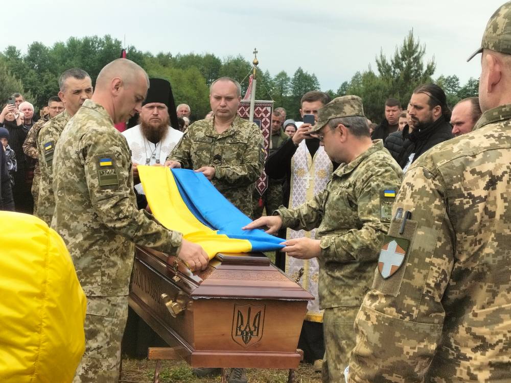 Весільний коровай розділили на кладовищі: на Волині попрощалися з молодими Героєм Сергієм Уляницьким