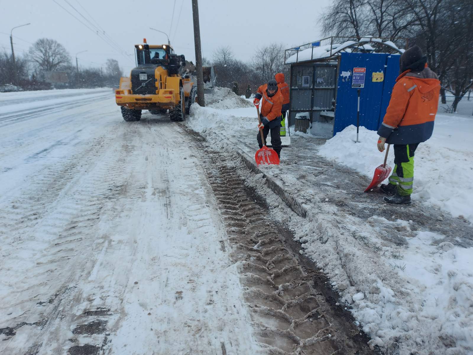 На автошляхах Волині ліквідовують наслідки негоди – задіяно понад 60 одиниць техніки