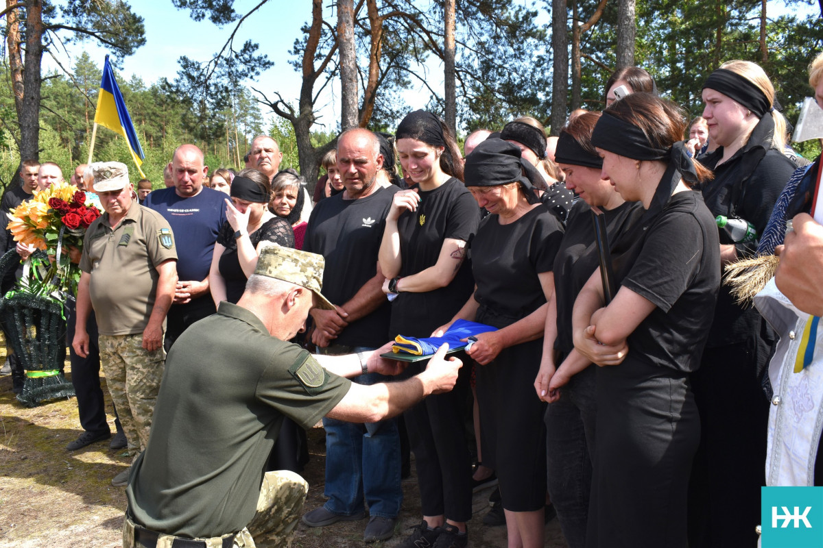 Кохана – у чорному, село – в сльозах: на Волині попрощалися з молодим Героєм Володимиром Черевком
