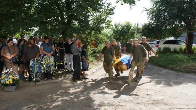 Не встиг натішитися першою онучкою: на Волині провели в останню дорогу воїна Олексія Калюха