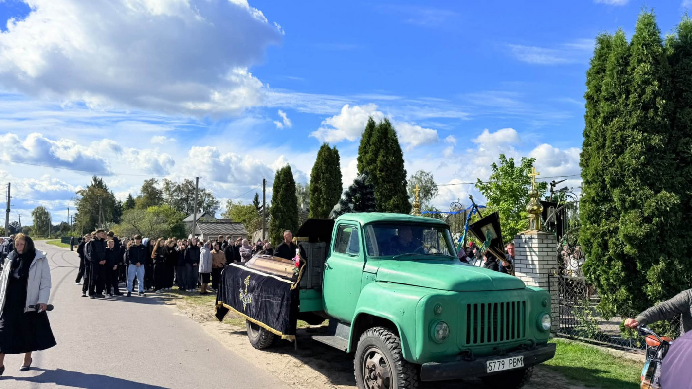 «Шкільний дзвінок прозвучав востаннє»: на Волині попрощалися з вчителькою