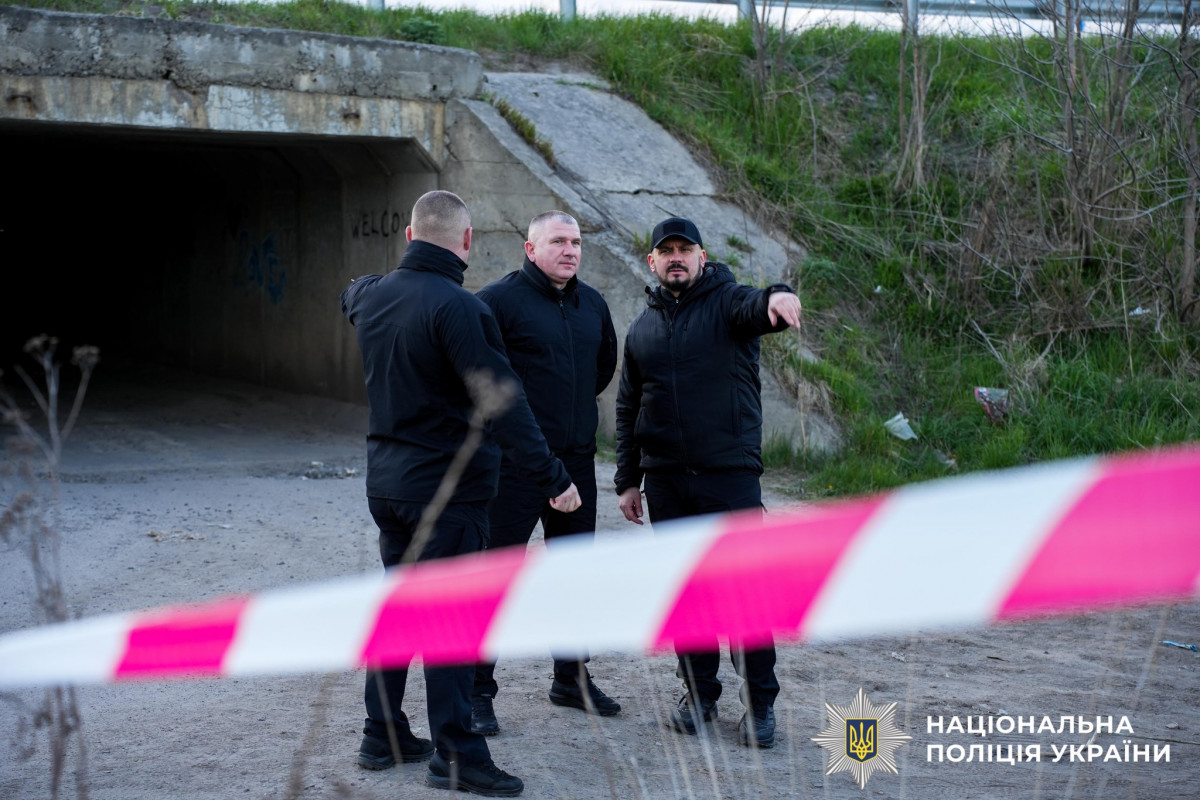 На Рівненщині чоловік з автомата відкрив вогонь по військових ТЦК та правоохоронцях, є поранені. Нападника розшукують