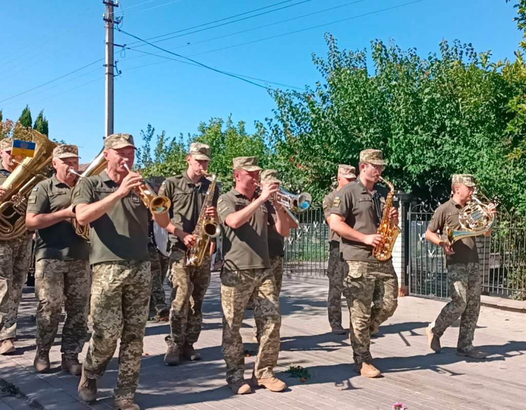 Добрий, спокійний, завжди готовий допомогти: волиняни попрощалися з Героєм Миколою Линником