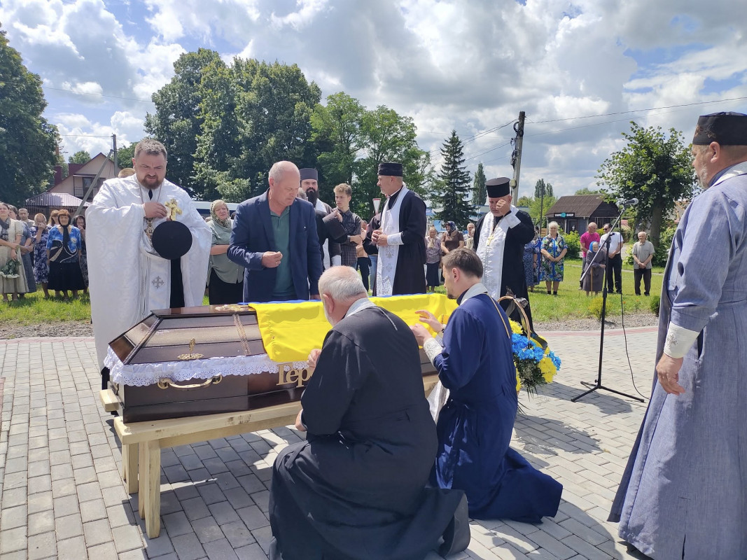 Життя Героя трагічно обірвалося у Курській області: на Волині в останню дорогу провели Віктора Кревського