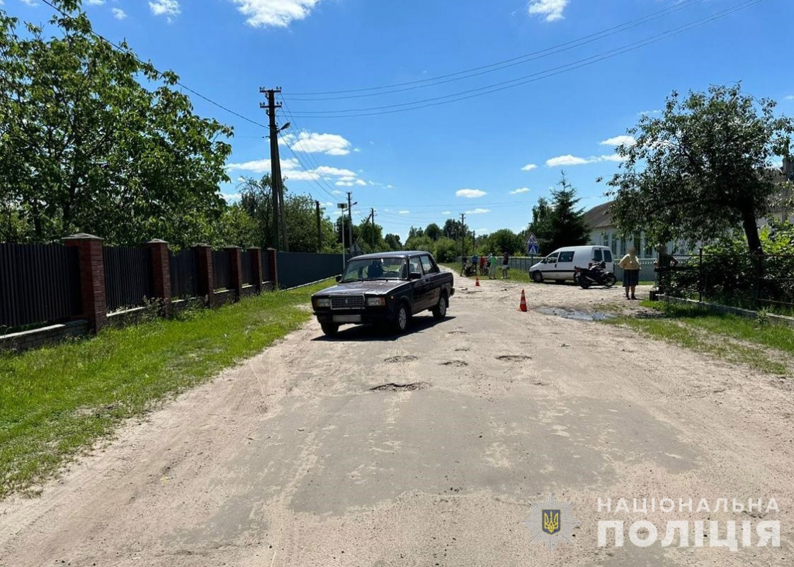 Один - за кермом ВАЗу, інший - на мотоциклі: на Волині зіткнулися водії - підлітки