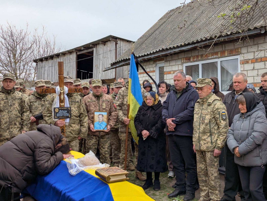Понад півтора року вважався зниклим безвісти: на Волинь «на щиті» повернувся Герой Дмитро Новосад