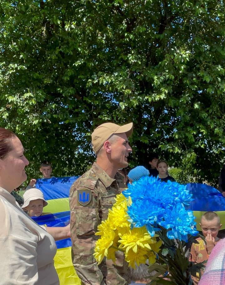Зі сльозами радості та прапорами: на Волині емоційно зустріли звільненого з полону воїна Вадима Яковського