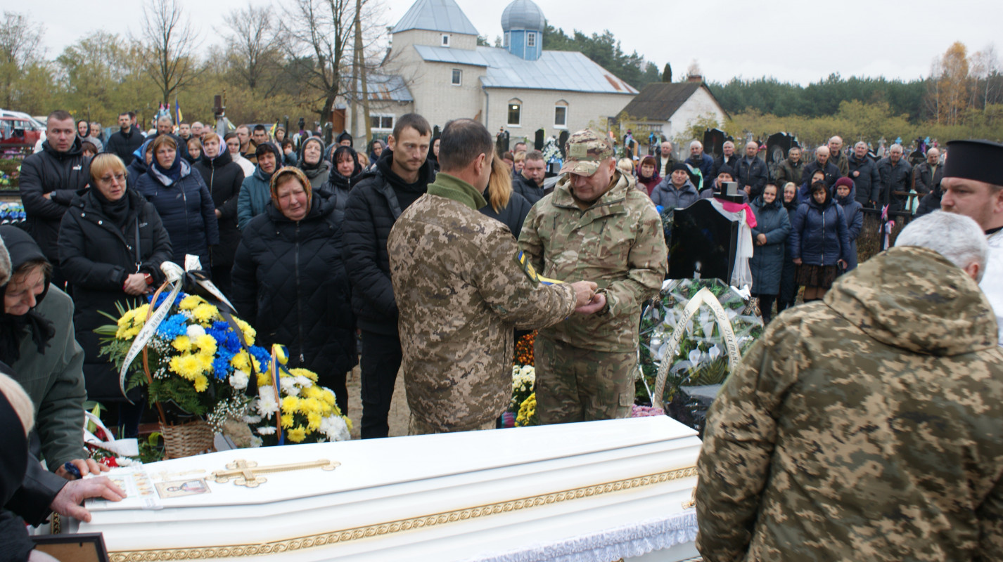 «Встелили всі села квітами, а хлопчика мого немає…»: у громаді на Волині провели в останню дорогу Героя Миколу Загоровця