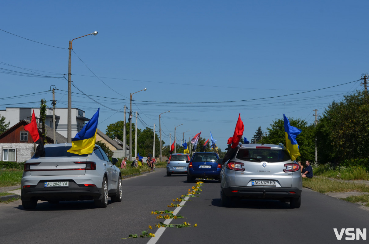 Сотні людей, прапори та квіти: востаннє додому повернувся Герой з Волині Степан Павлович