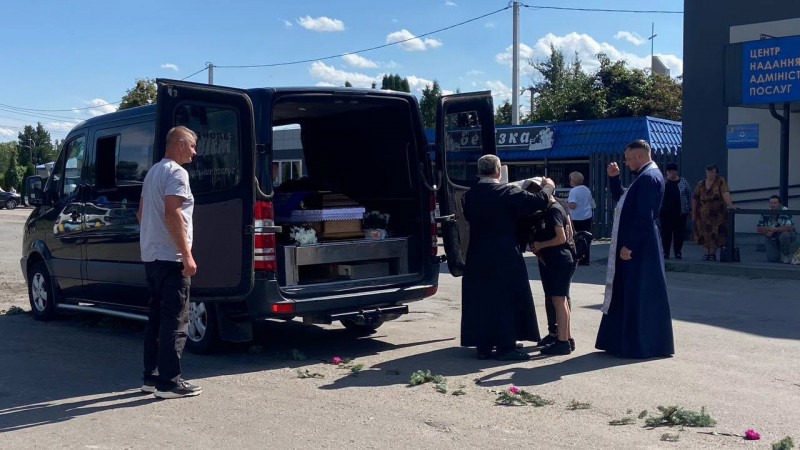 Понад 5 місяців чекали на диво: на Волині попрощалися із загиблим воїном Вадимом Королюком