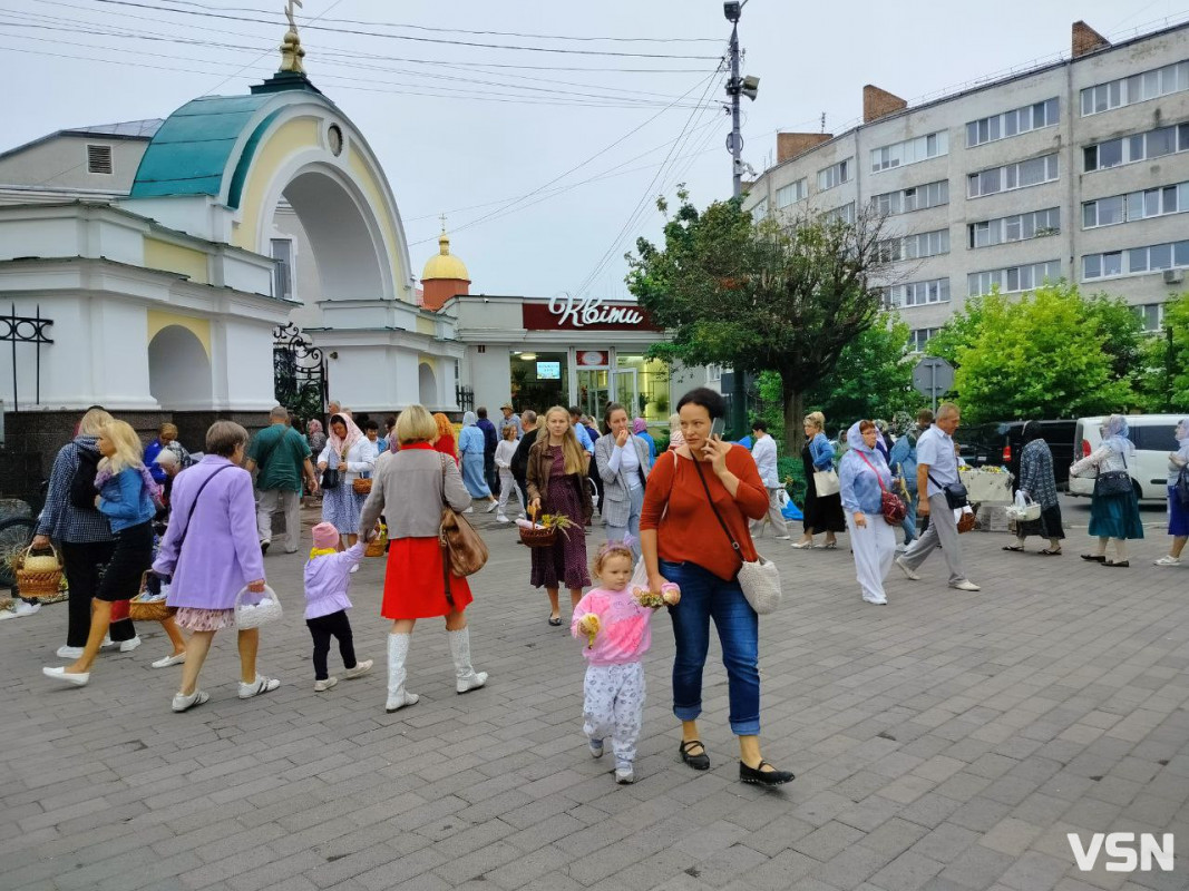 Як у центрі Луцька освячували кошики на Яблучний Спас. ФОТО