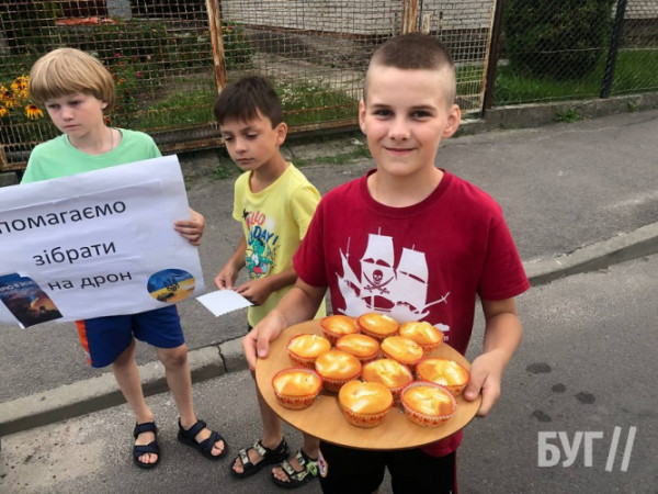 У Володимирі школярі пригощають водіїв випічкою та лимонадом, аби ті жертвували для ЗСУ